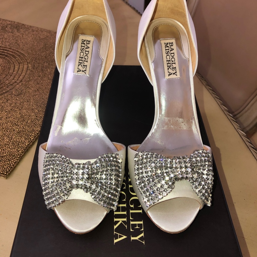 Women’s white Badgley Mischka Shoes, Size 8